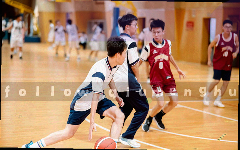 多屏数据监控画面，抽象的界面和光点